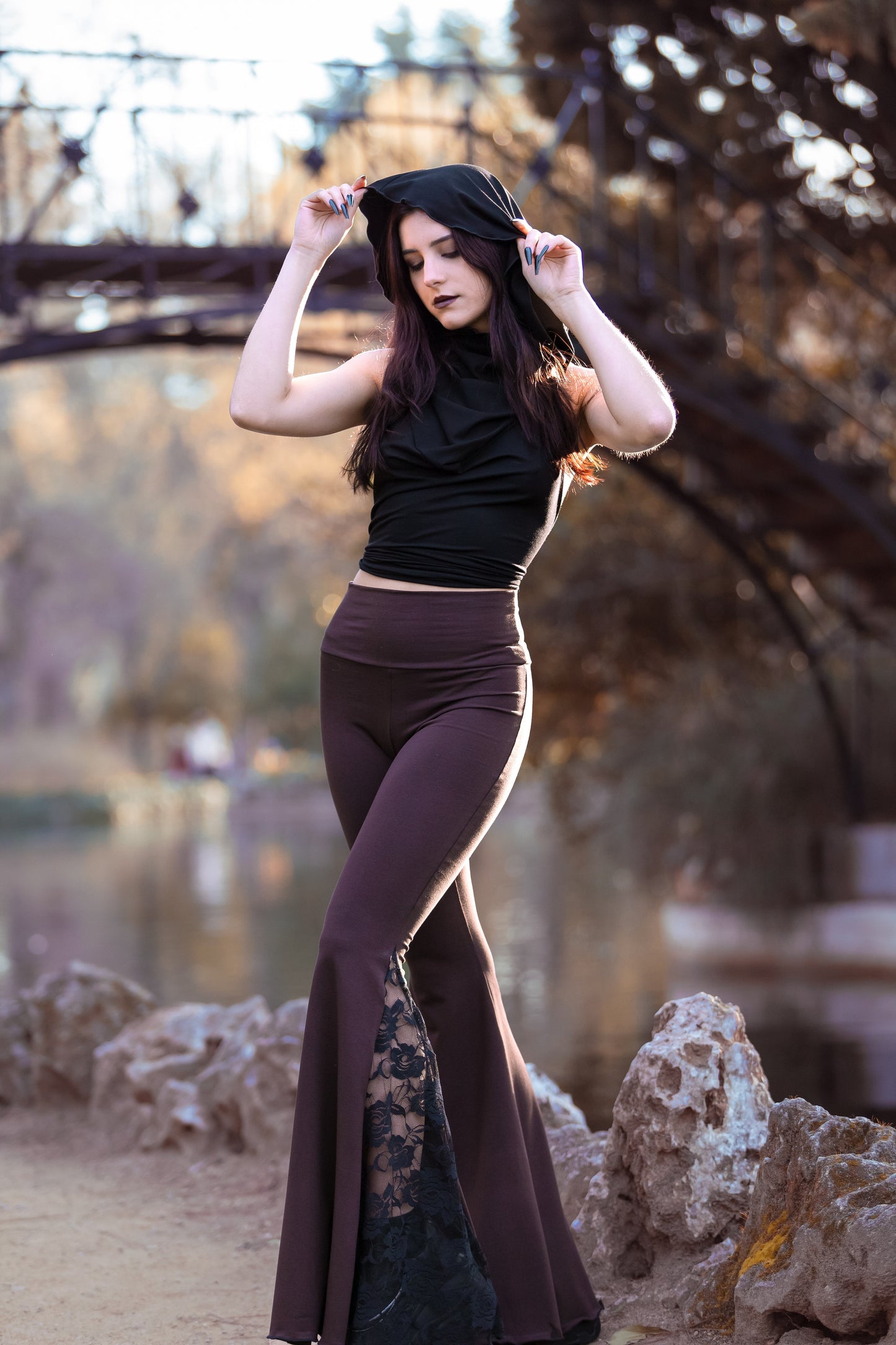 Schwarze Flared Pants mit Spitzen-Godet