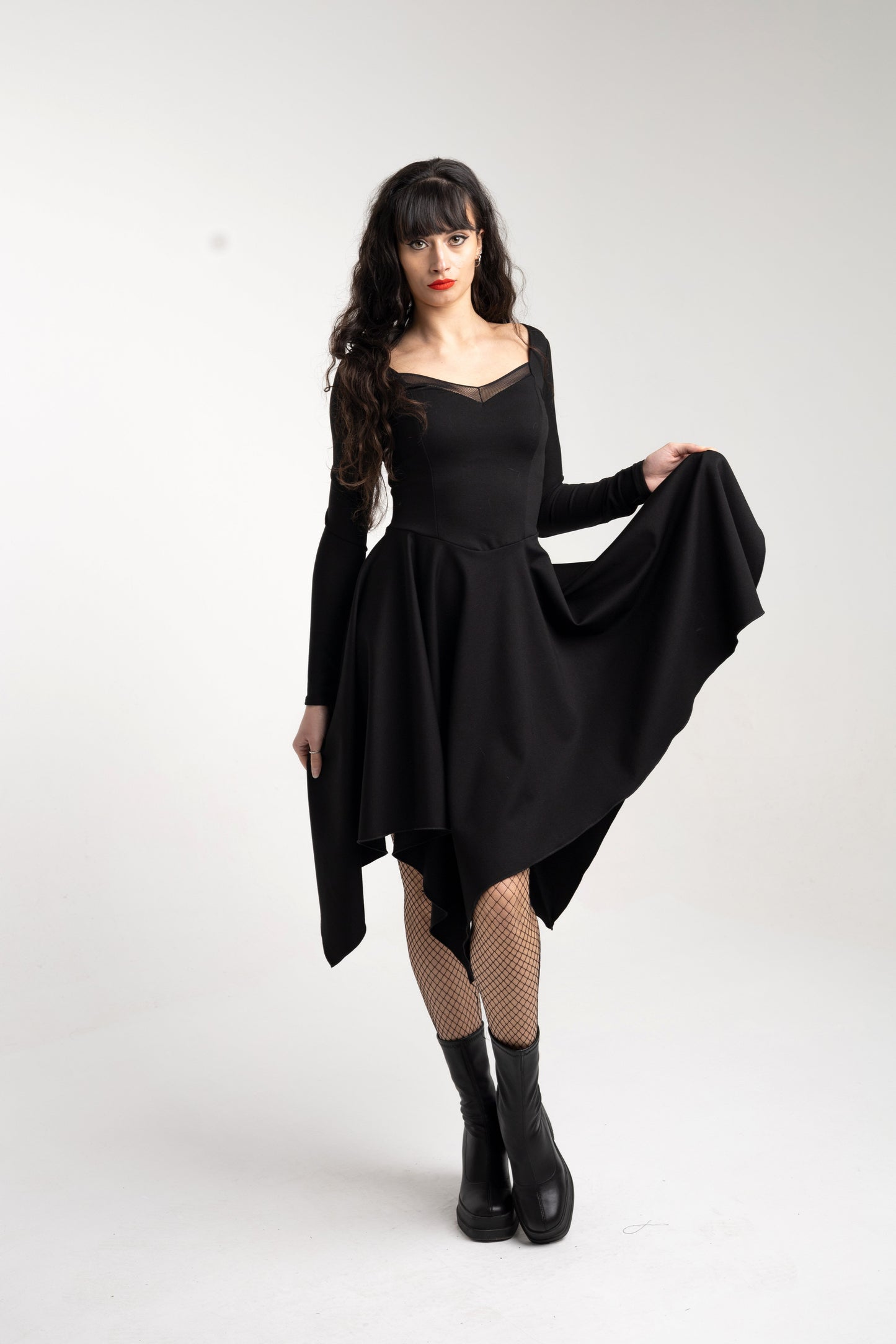Hexen-Korsettkleid mit asymmetrischen Ärmeln