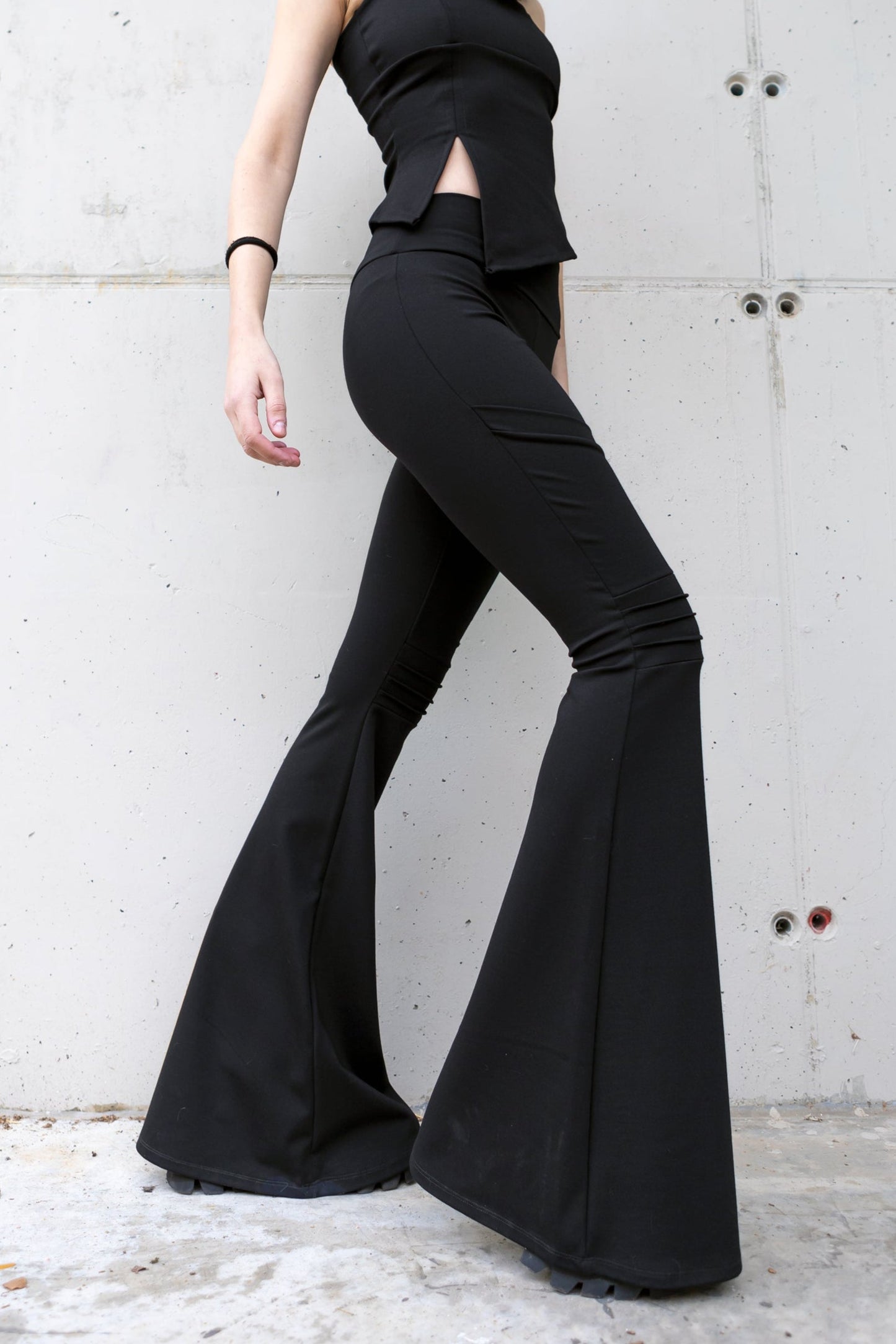 Schwarze Maxi-Flares im futuristischen Stil mit Taschen