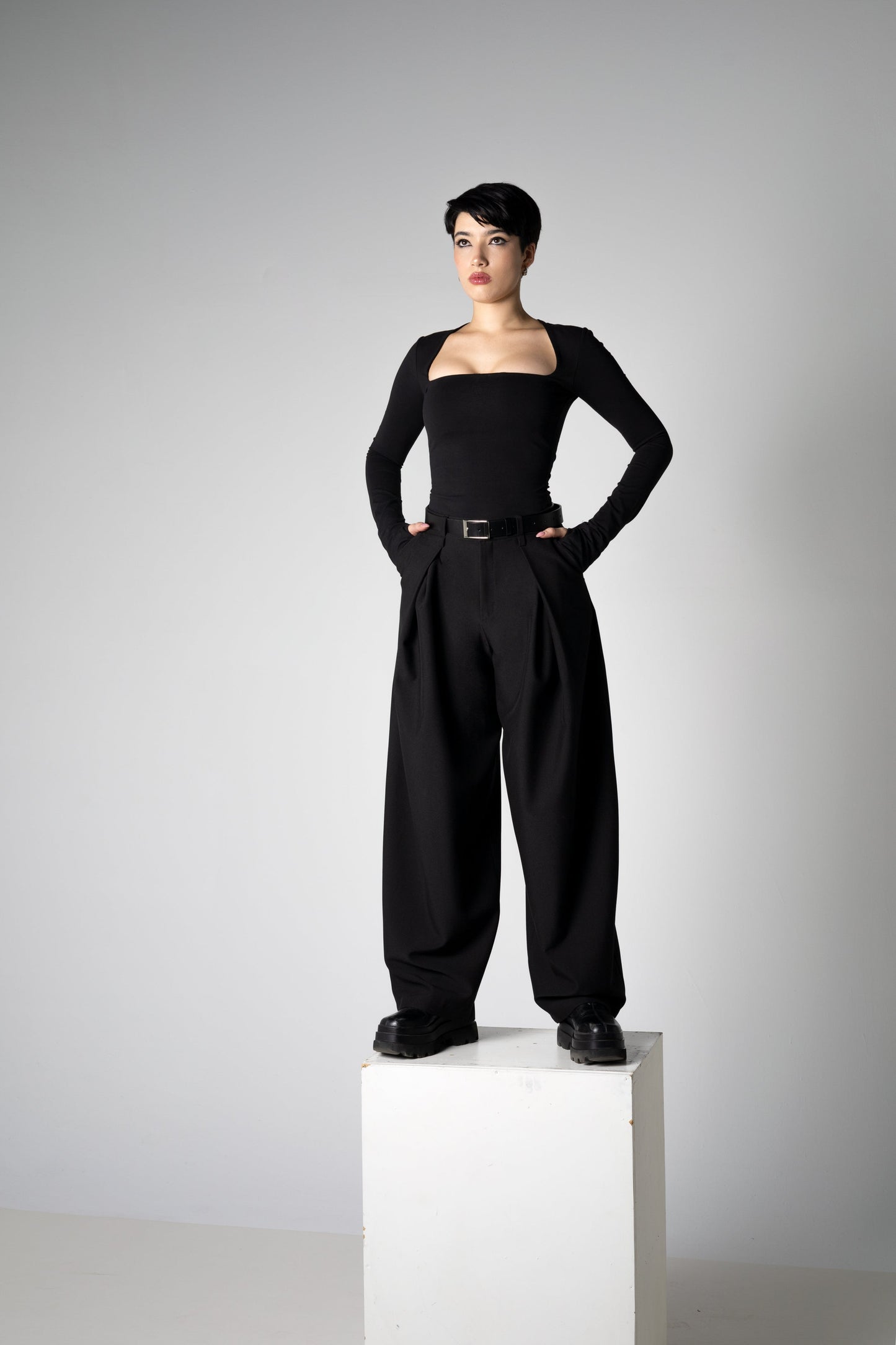 Maßgeschneiderte Baggy-Hosen mit weitem Bein - Faltenhose im Barrel-Stil