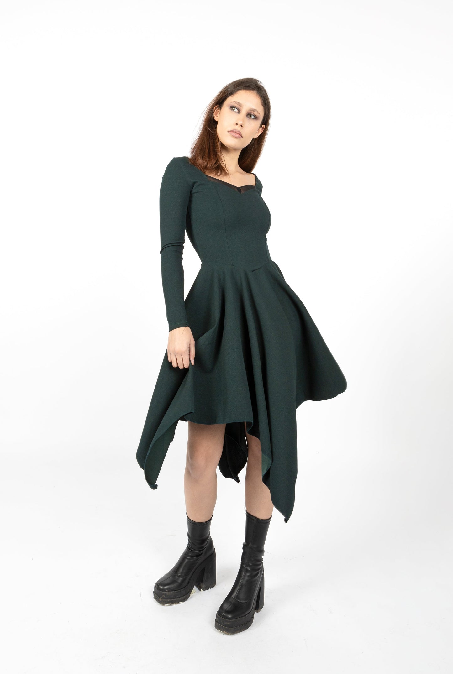 Hexen-Korsettkleid mit asymmetrischen Ärmeln