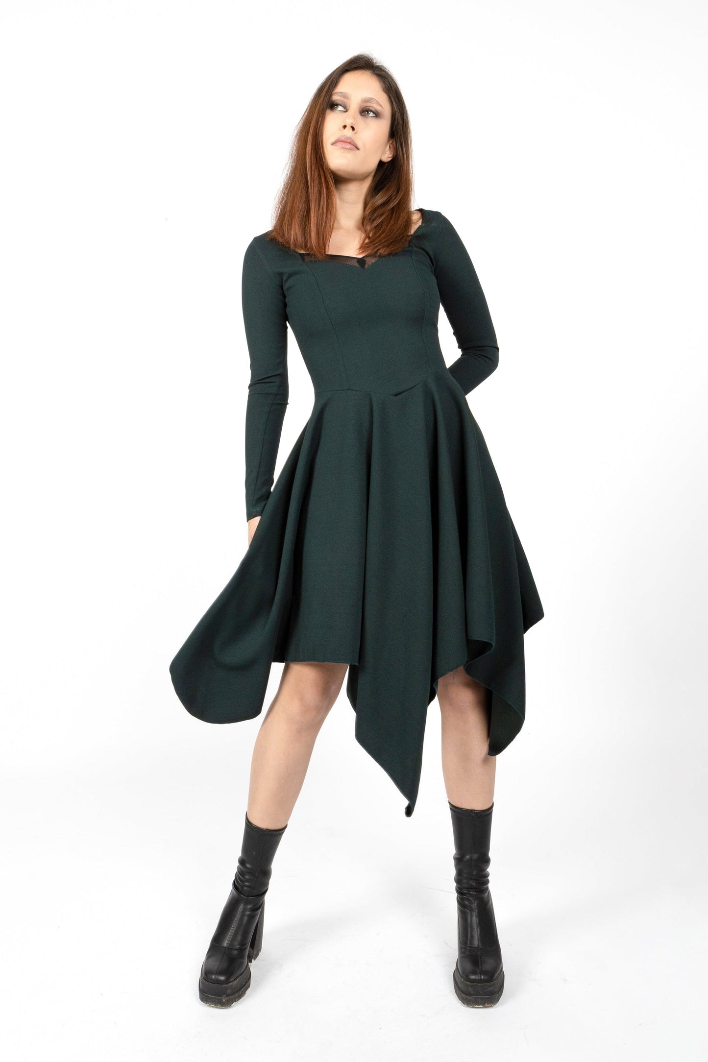 Hexen-Korsettkleid mit asymmetrischen Ärmeln