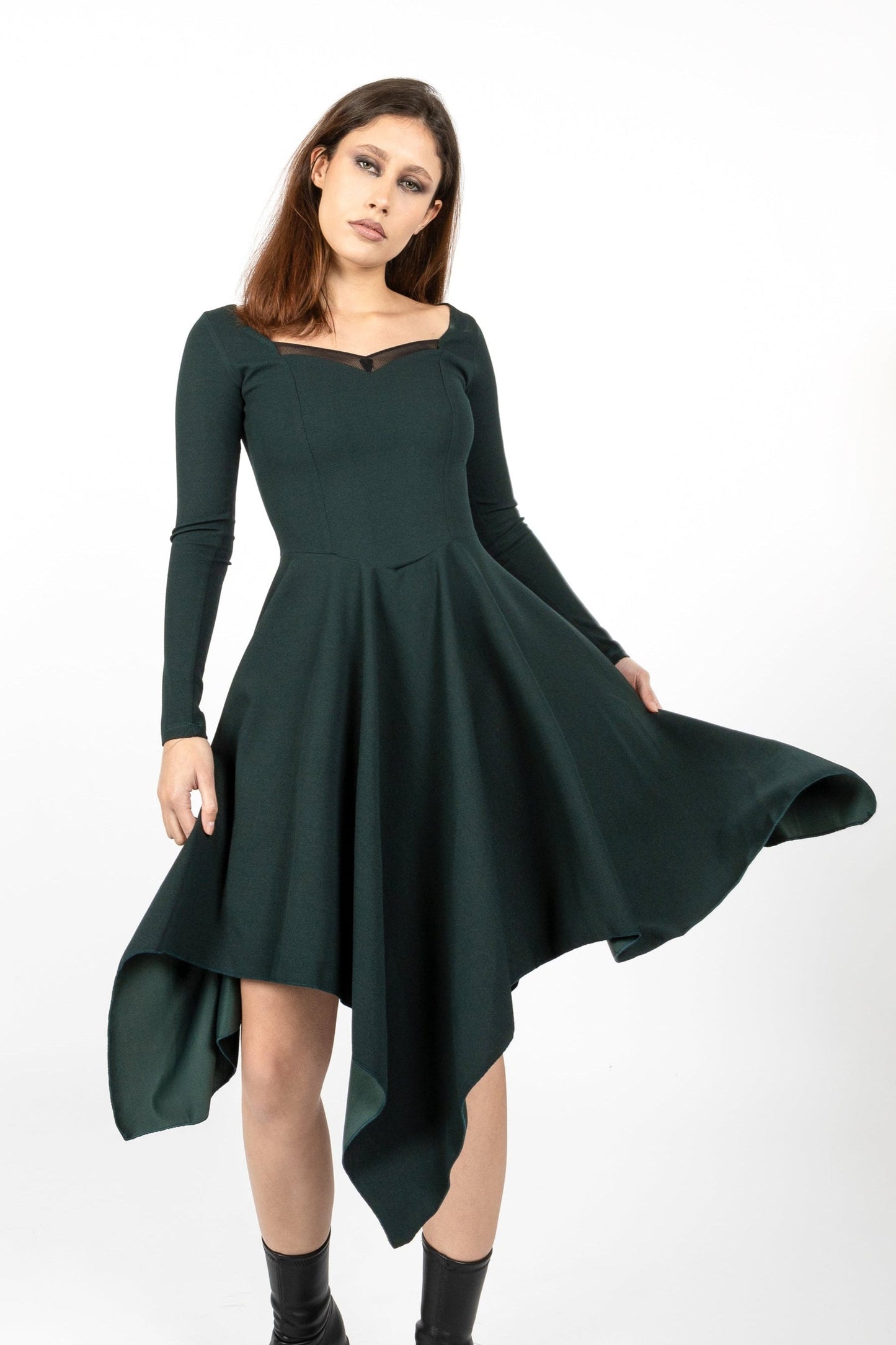 Hexen-Korsettkleid mit asymmetrischen Ärmeln