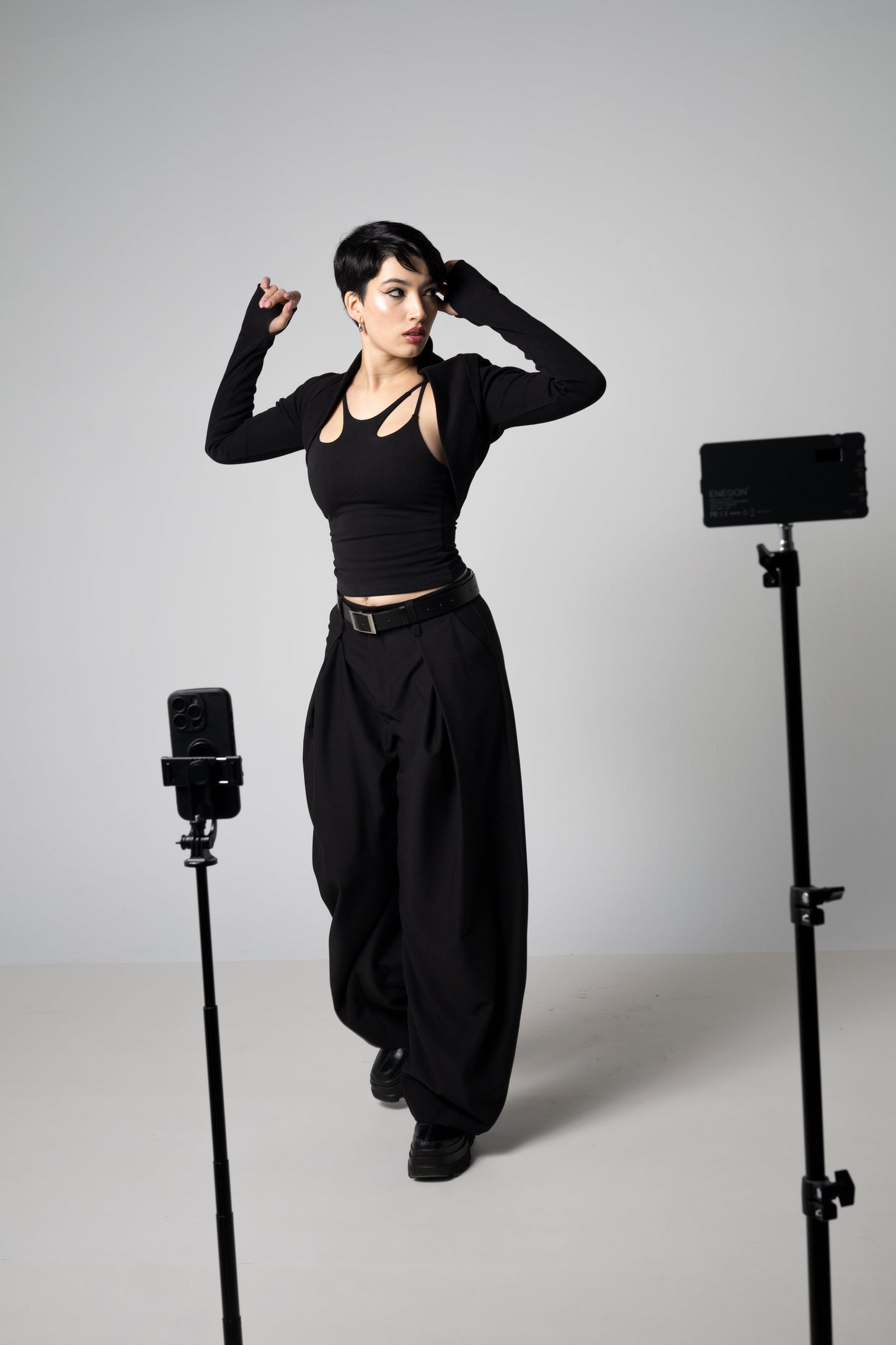 Maßgeschneiderte Baggy-Hosen mit weitem Bein - Faltenhose im Barrel-Stil