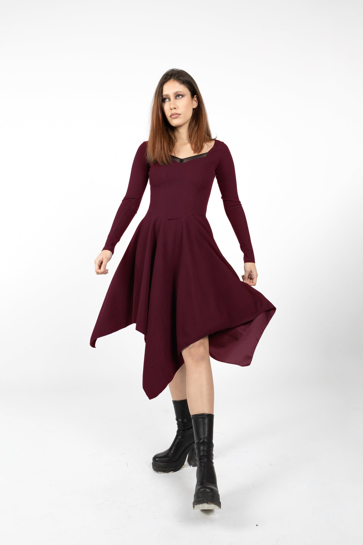 Hexen-Korsettkleid mit asymmetrischen Ärmeln
