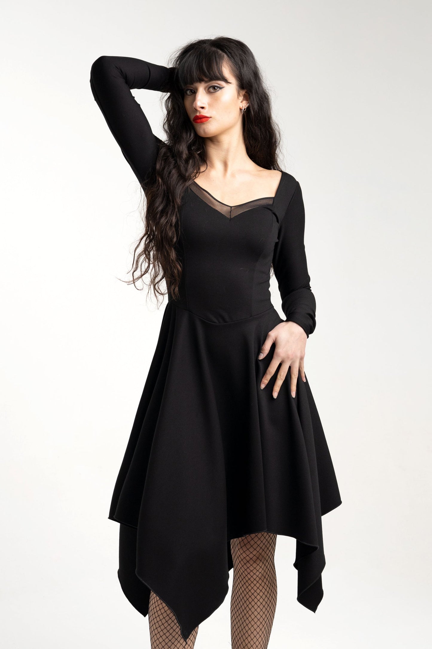 Hexen-Korsettkleid mit asymmetrischen Ärmeln