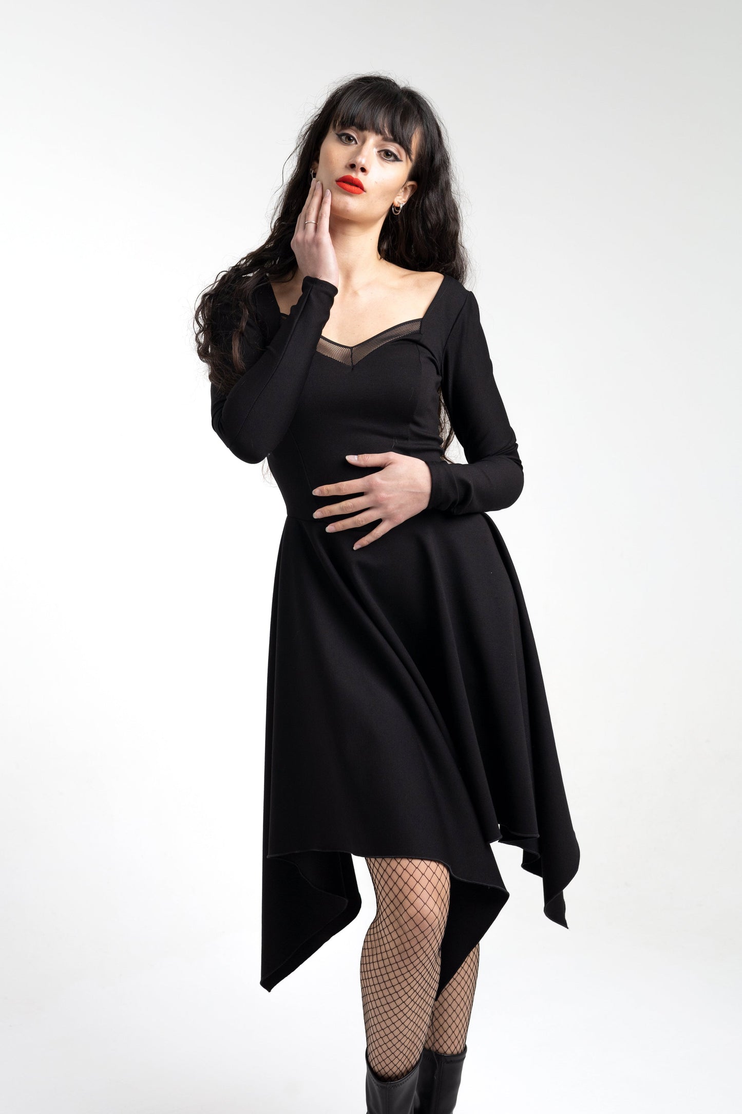 Hexen-Korsettkleid mit asymmetrischen Ärmeln