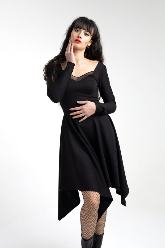 Hexen-Korsettkleid mit asymmetrischen Ärmeln