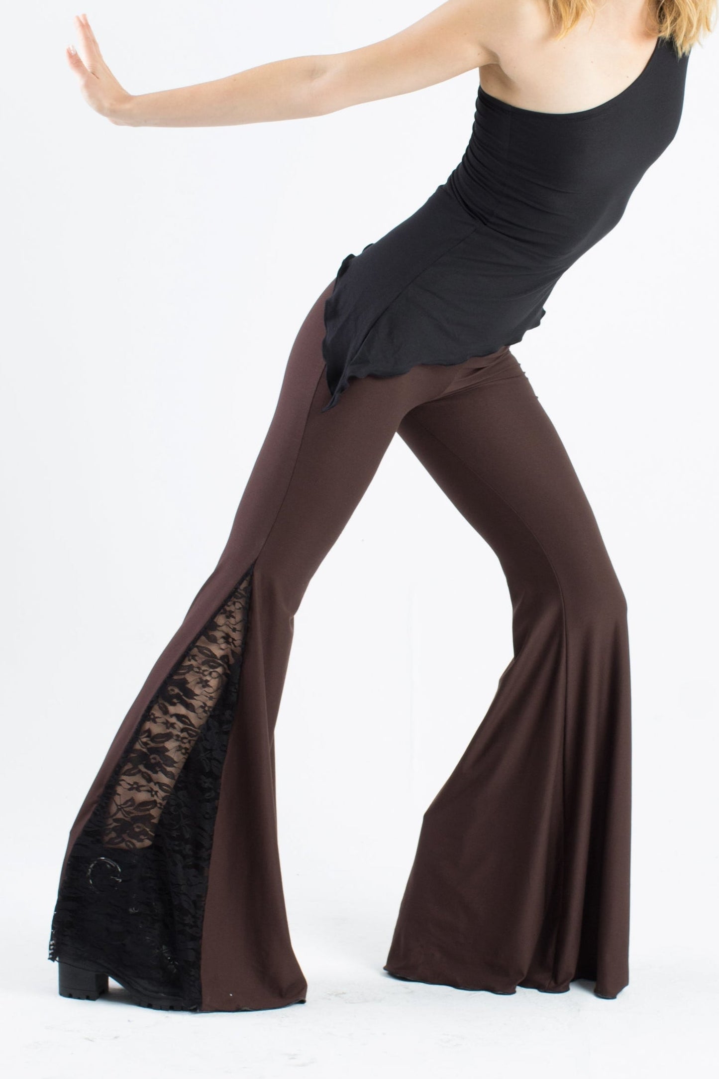 Weite Hosen mit Spitzen-Godet – Boho Gothic Festival Vibes