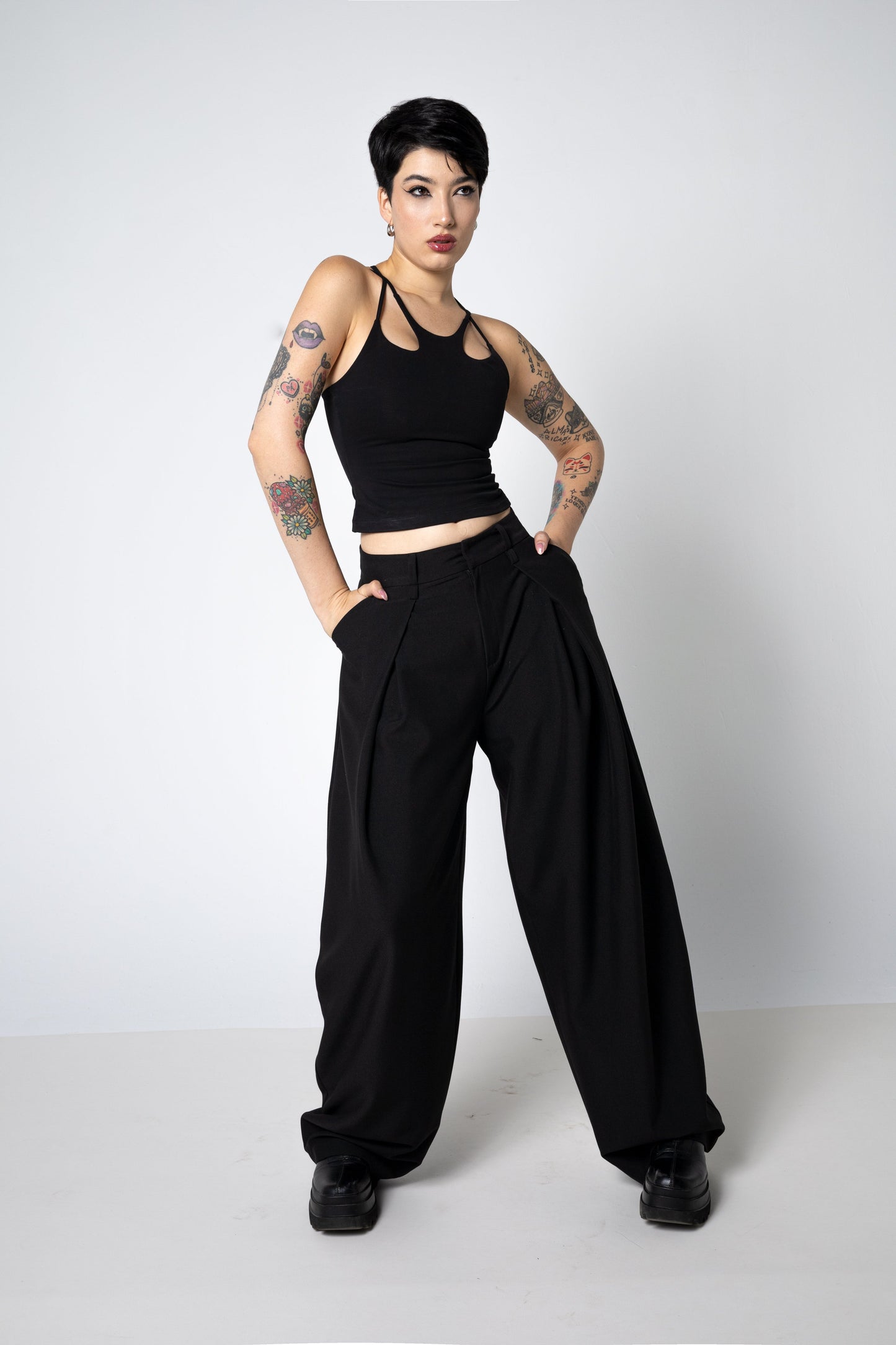 Maßgeschneiderte Baggy-Hosen mit weitem Bein - Faltenhose im Barrel-Stil