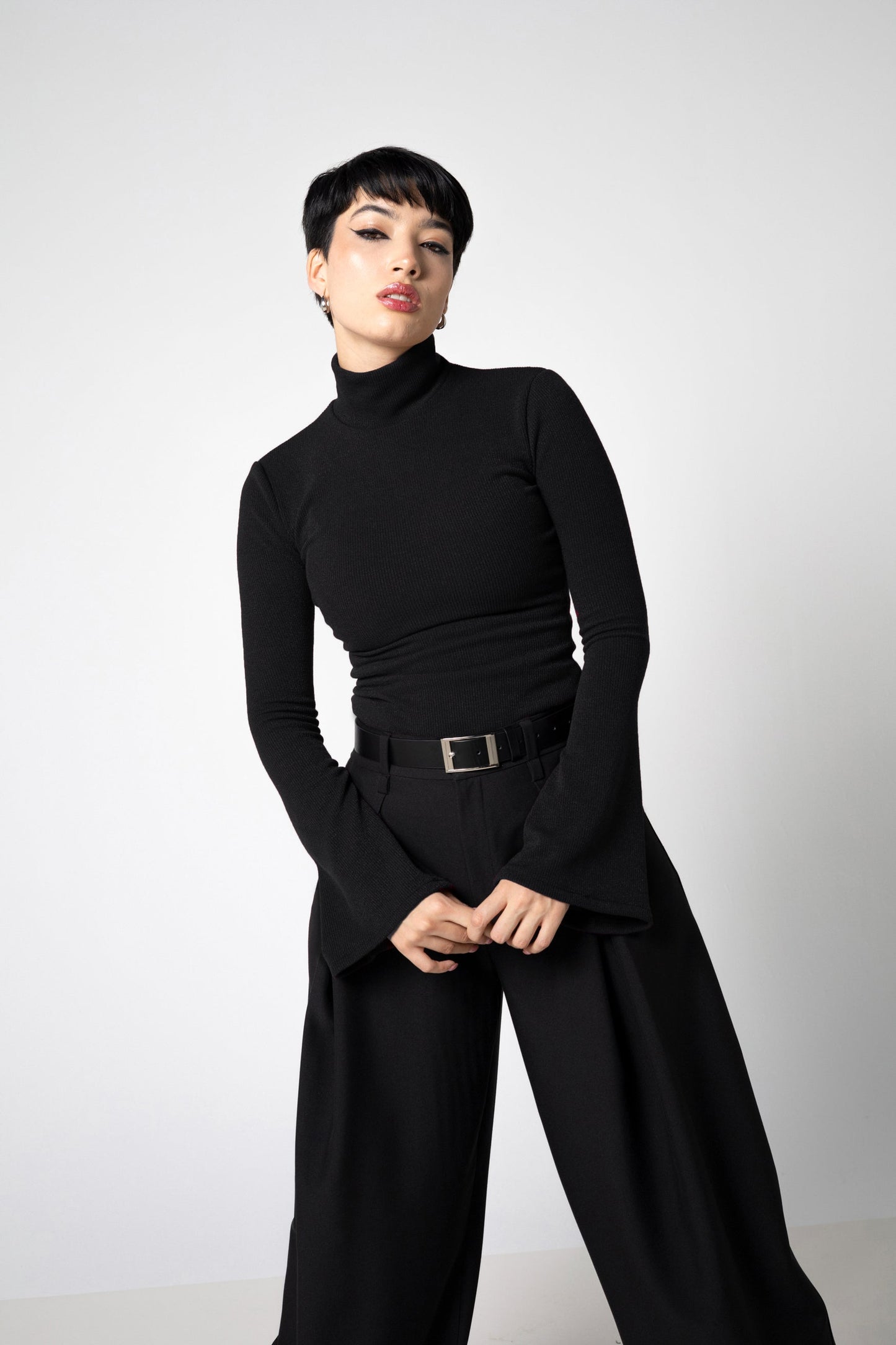 Schwarzes geripptes Strick-Turtleneck-Top mit ausladenden Ärmeln – Baumwollmischung Pullover