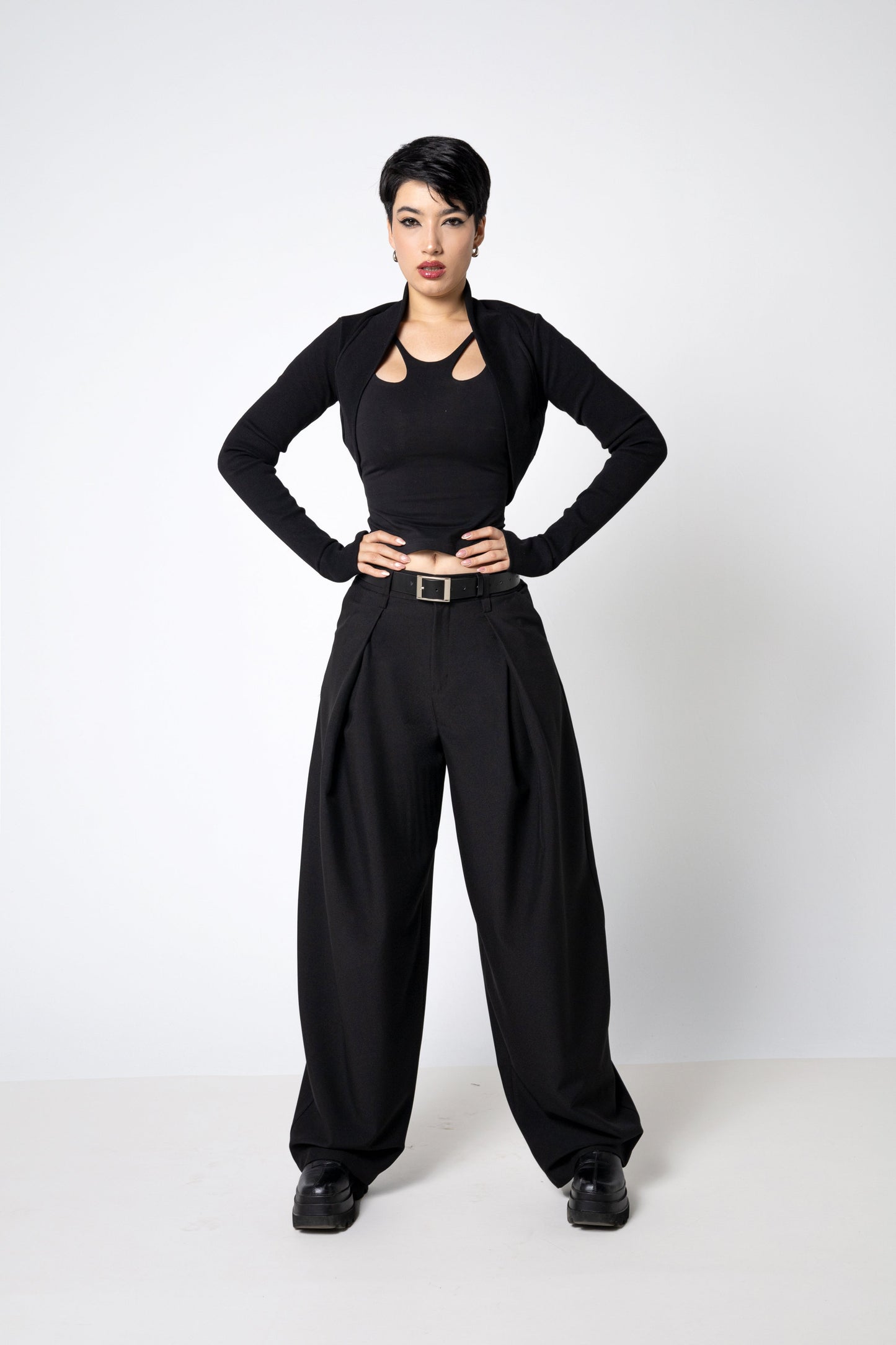 Maßgeschneiderte Baggy-Hosen mit weitem Bein - Faltenhose im Barrel-Stil