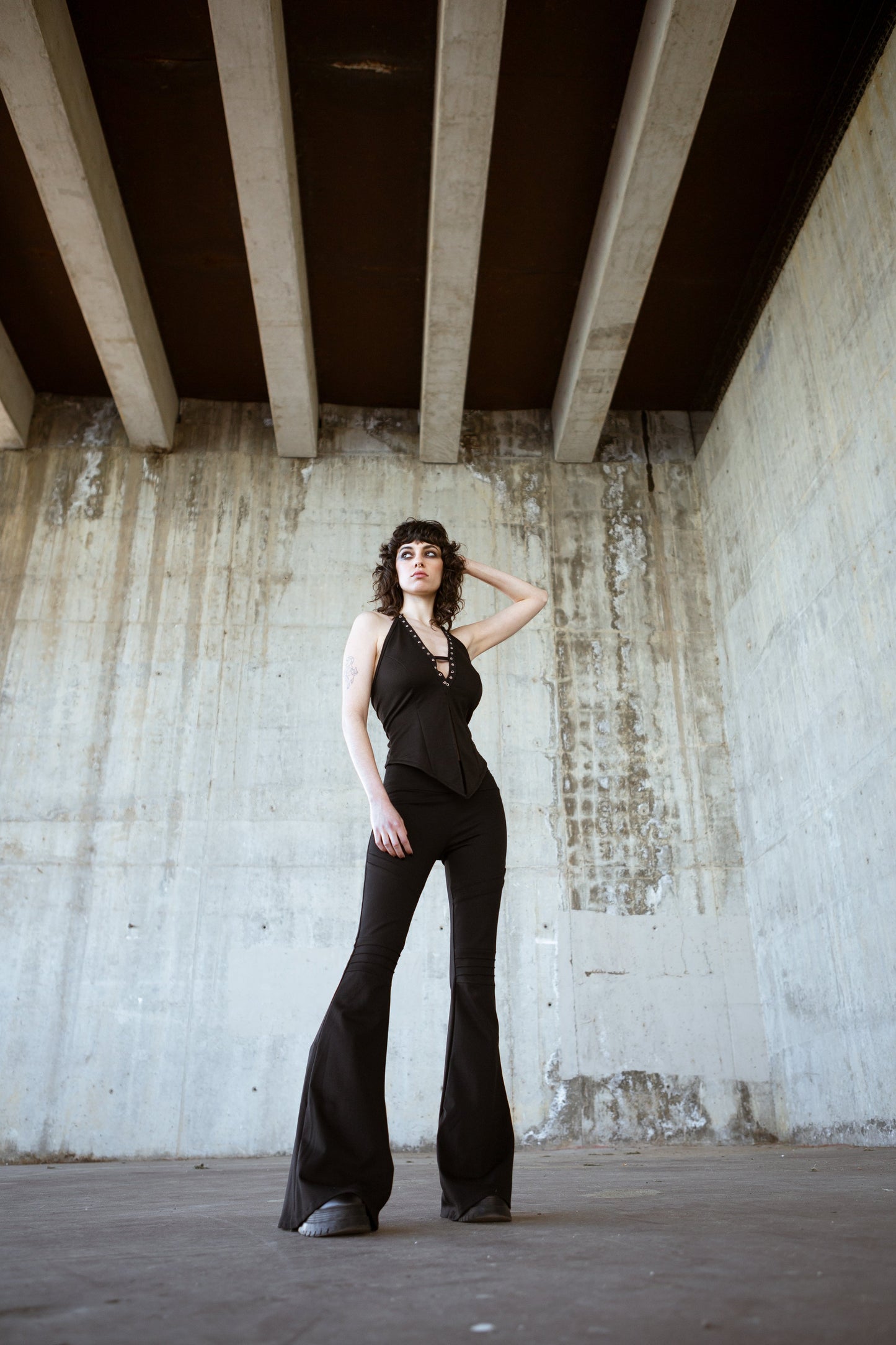 Schwarze Maxi-Flares im futuristischen Stil mit Taschen