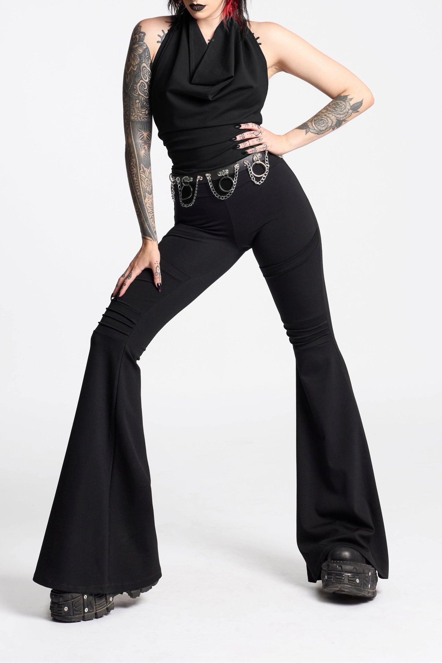 Schwarze Maxi-Flares im futuristischen Stil mit Taschen