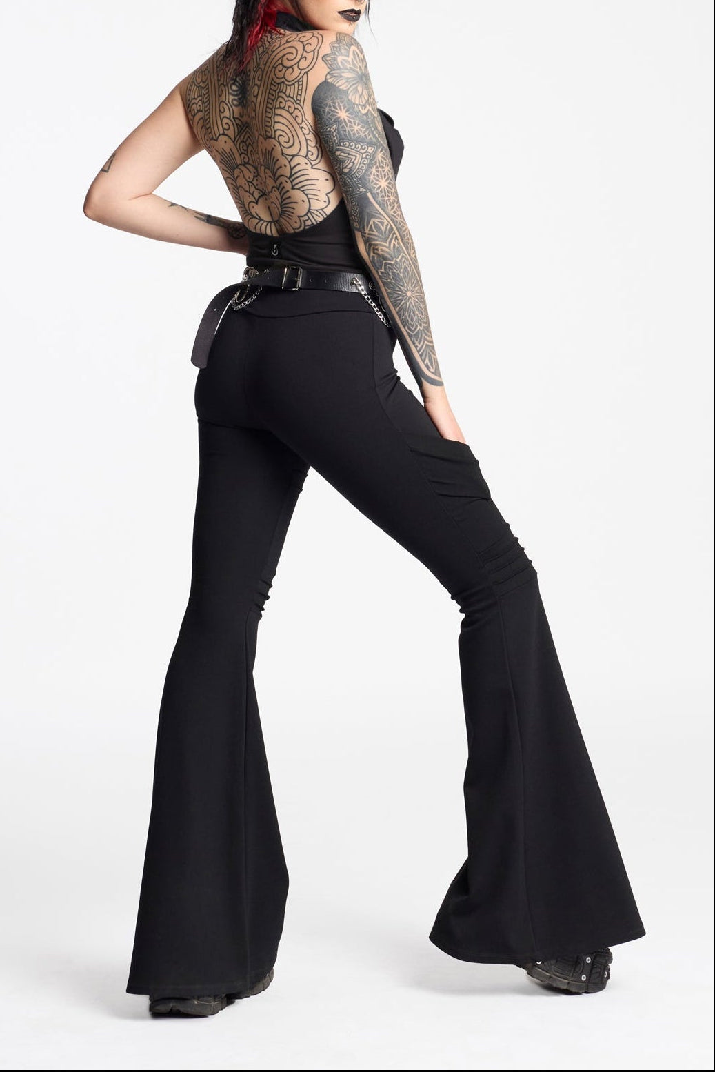 Schwarze Maxi-Flares im futuristischen Stil mit Taschen