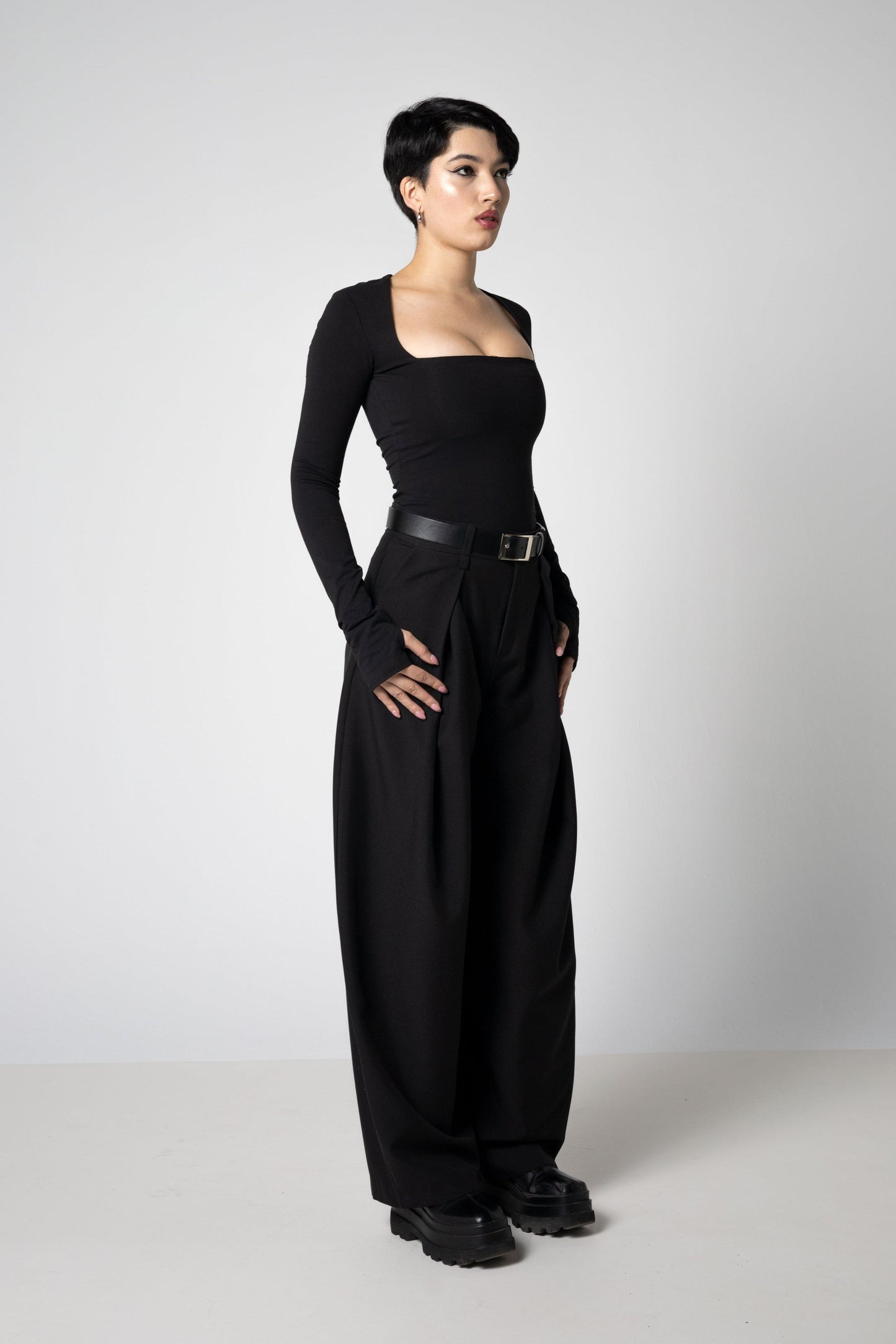 Maßgeschneiderte Baggy-Hosen mit weitem Bein - Faltenhose im Barrel-Stil