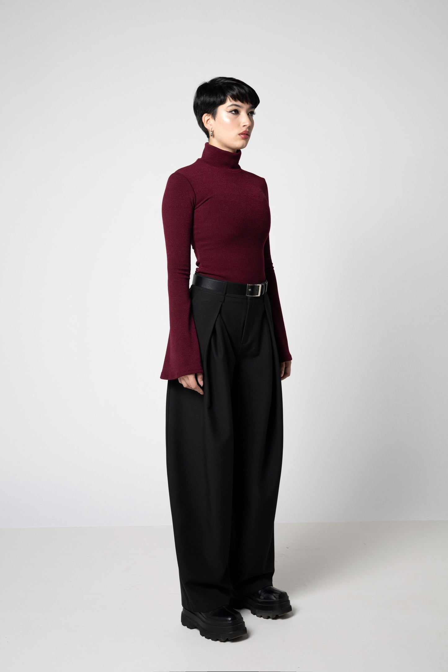 Schwarzes geripptes Strick-Turtleneck-Top mit ausladenden Ärmeln – Baumwollmischung Pullover