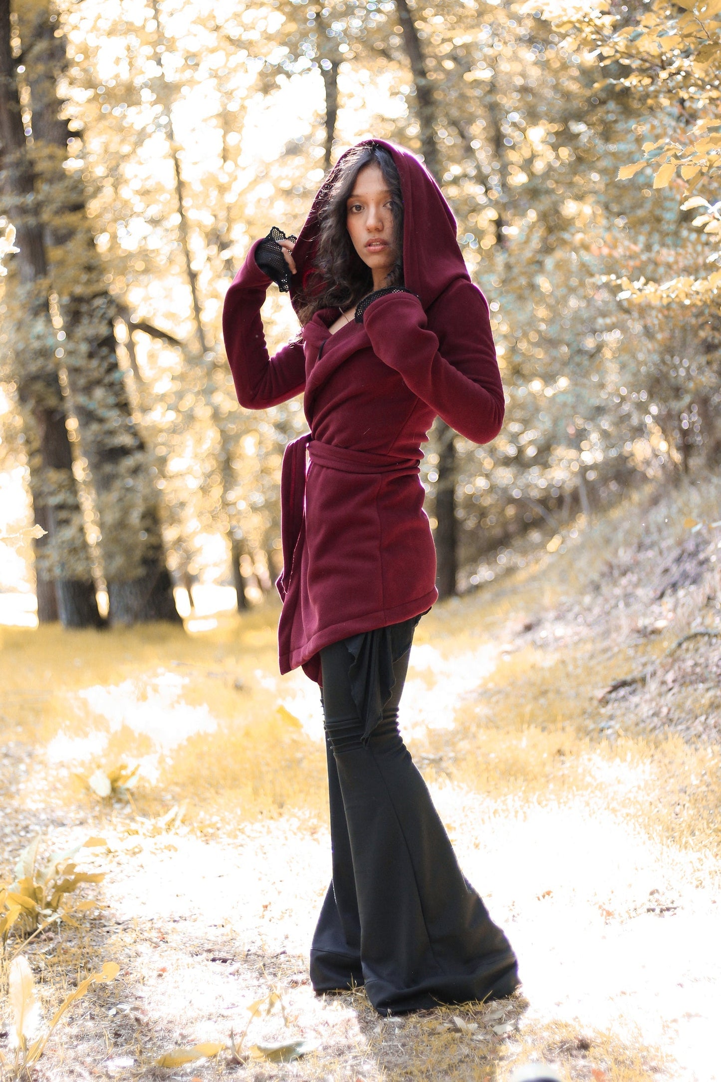 Bordeaux Kapuzen-Elfen-Wickelmantel – Asymmetrischer Fleece-Cape mit Maxi-Kapuze