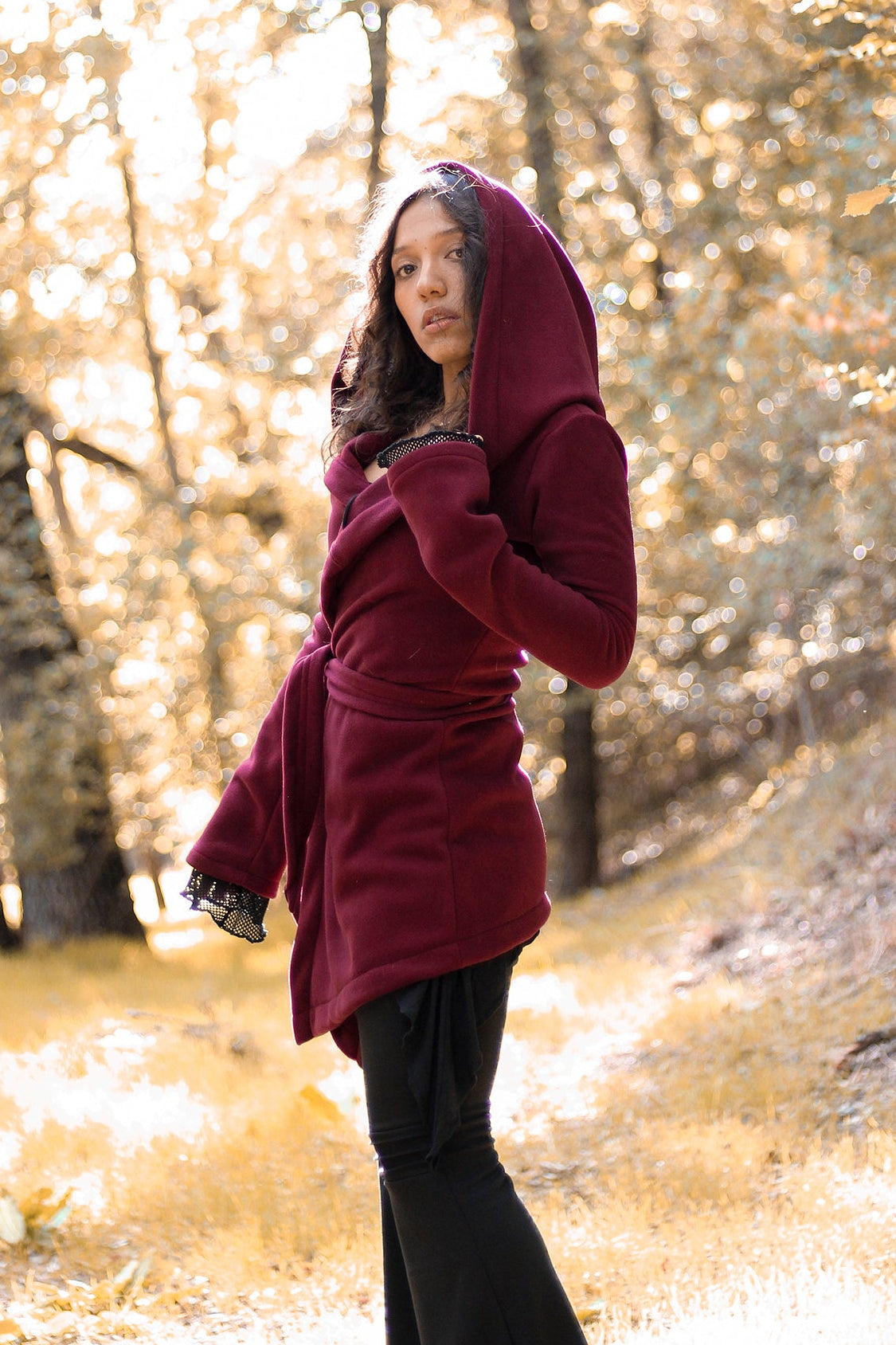 Bordeaux Kapuzen-Elfen-Wickelmantel – Asymmetrischer Fleece-Cape mit Maxi-Kapuze
