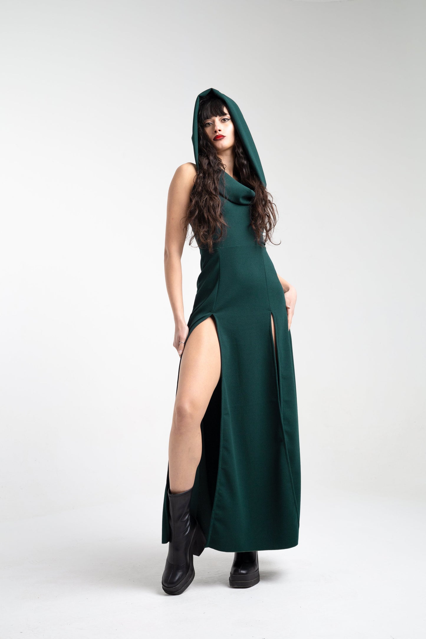 Cowl-hooded Maxikleid mit doppeltem Frontschlitz - Smaragdgrün