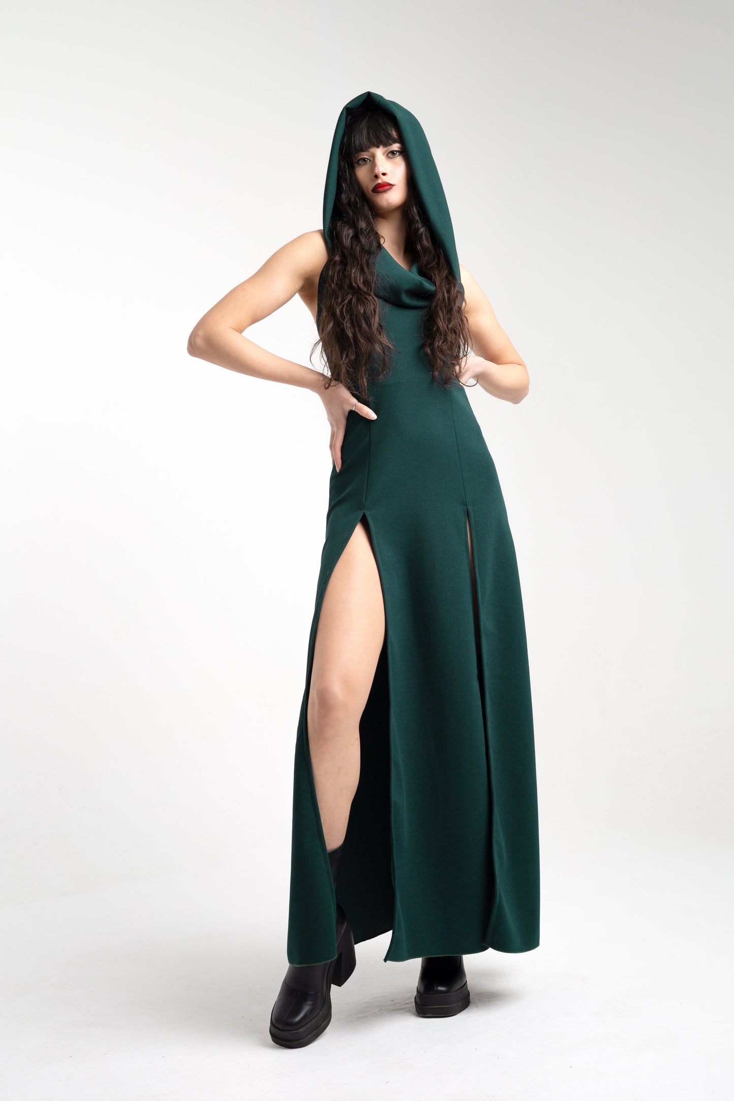 Cowl-hooded Maxikleid mit doppeltem Frontschlitz - Smaragdgrün