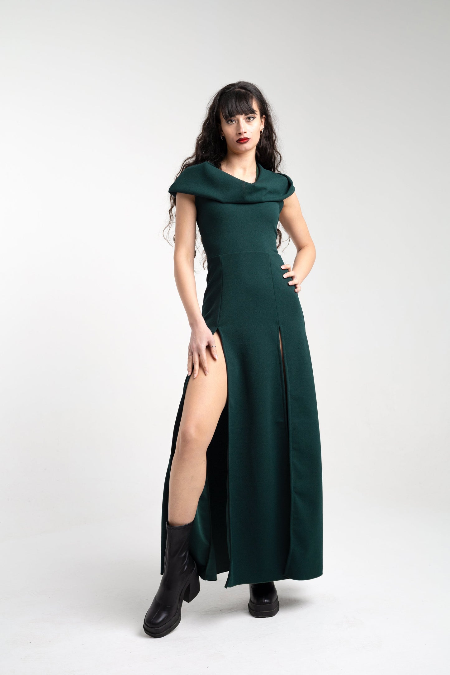 Cowl-hooded Maxikleid mit doppeltem Frontschlitz - Smaragdgrün