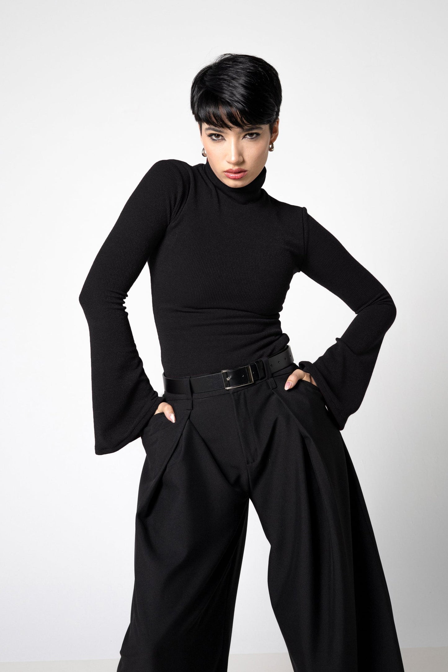 Schwarzes geripptes Strick-Turtleneck-Top mit ausladenden Ärmeln – Baumwollmischung Pullover